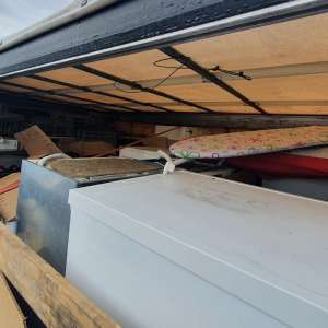 Patru mijloace de transport, încărcate cu peste 26 de tone de deşeuri, oprite la Borș II