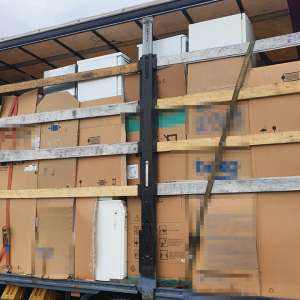 Patru mijloace de transport, încărcate cu peste 26 de tone de deşeuri, oprite la Borș II