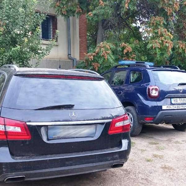 Mercedes furat, cu certificat de înmatriculare fals, descoperit la frontiera cu R. Moldova