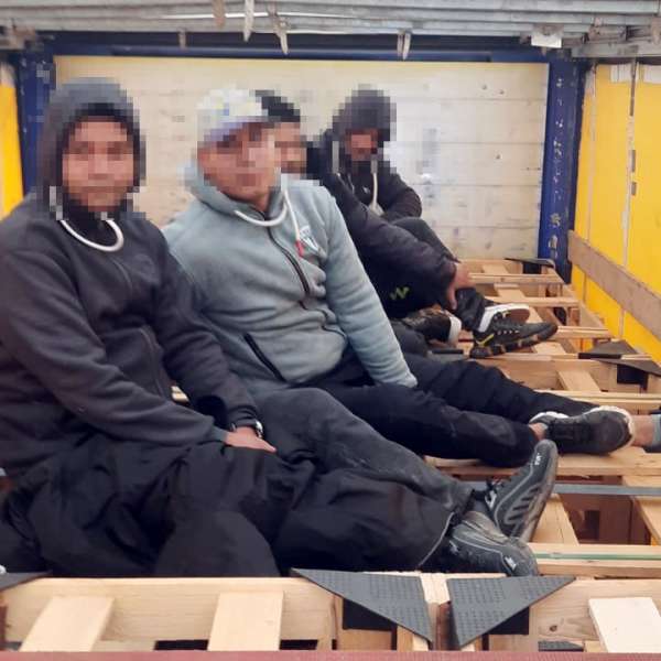 Doisprezece cetățeni străini depistați la Nădlac II. Trei dintre aceştia, ascunşi pe bancheta din spate a unui autoturism