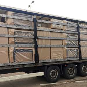 Aproximativ 7.000 pachete cu țigări ascunse printre canapele