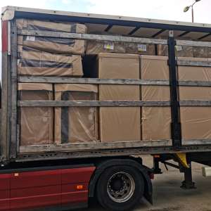 Aproximativ 7.000 pachete cu țigări ascunse printre canapele