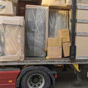 Aproximativ 7.000 pachete cu țigări ascunse printre canapele