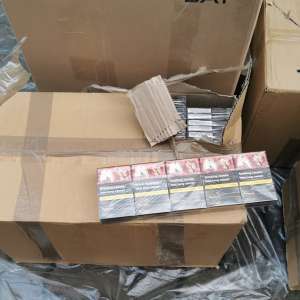 Aproximativ 7.000 pachete cu țigări ascunse printre canapele