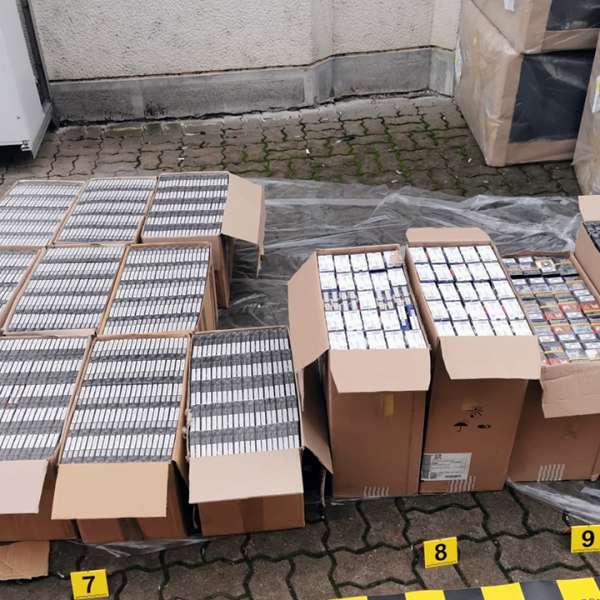 Aproximativ 7.000 pachete cu țigări ascunse printre canapele