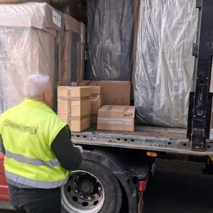 Aproximativ 7.000 pachete cu țigări ascunse printre canapele