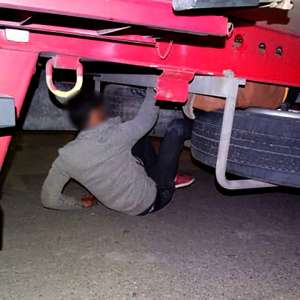 Cetățeni palestinieni ascunşi pe șasiul unui autocamion, depistați în PTF Calafat