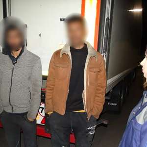 Cetățeni palestinieni ascunşi pe șasiul unui autocamion, depistați în PTF Calafat