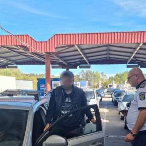 Documente false descoperite de poliţiştii de frontieră ieşeni