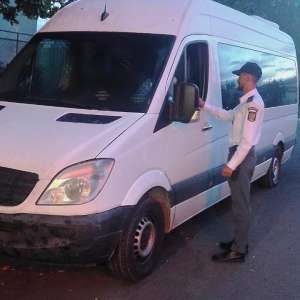 La volanul unui microbuz, fără drept