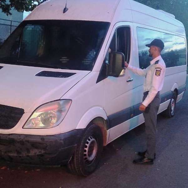 La volanul unui microbuz, fără drept