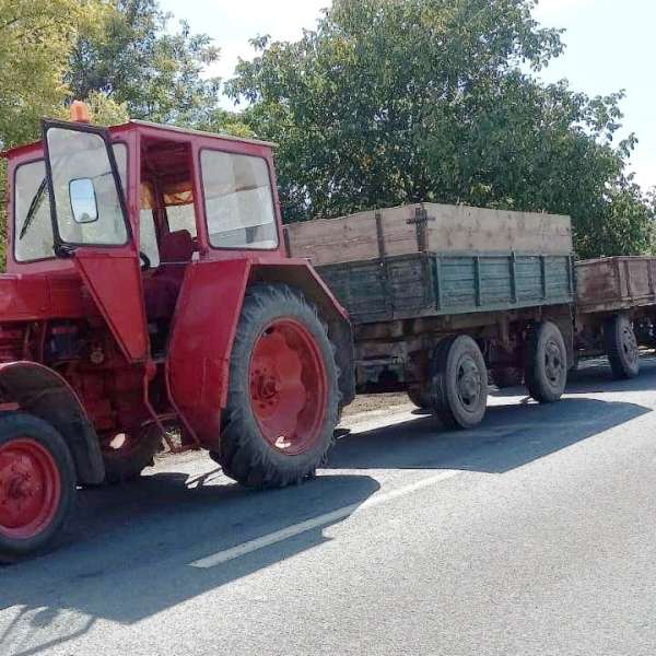 Brăilean fără permis de conducere, depistat conducând un tractor cu remorcă neînmatriculată