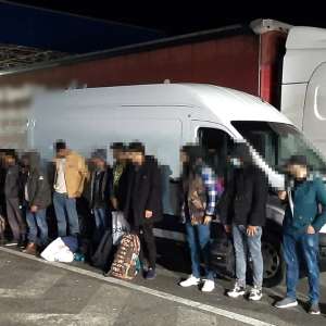 16 persoane din Nepal şi Pakistan depistate într-o autoutilitară condusă de un român