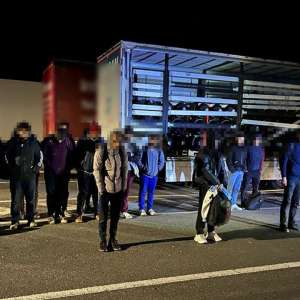 35 de migranți ascunși în două TIR-uri, încărcate cu mobilă şi piese auto