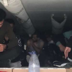 35 de migranți ascunși în două TIR-uri, încărcate cu mobilă şi piese auto