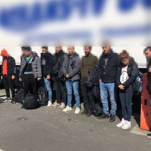 35 de migranți ascunși în două TIR-uri, încărcate cu mobilă şi piese auto