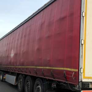 Peste 15 tone de deşeuri din materiale textile, descoperite într-un TIR, la Nădlac II