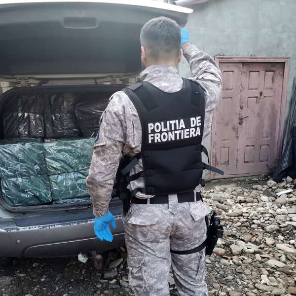 Un bărbat care transporta țigări de contrabandă în valoare de aproximativ 33.000 de euro a fost prins de poliţiştii de frontieră maramureşeni, după o urmărire de câțiva km în trafic