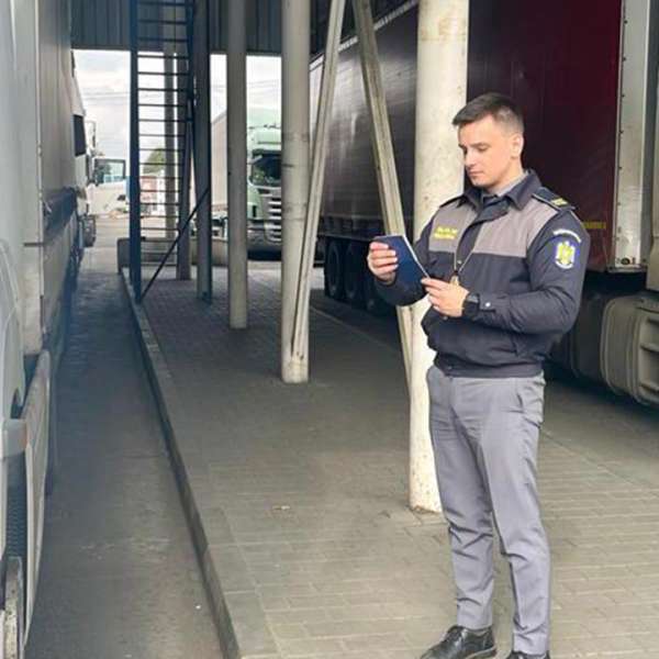 Permis de conducere fals depistat în P.T.F. Siret