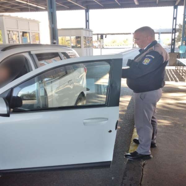 Autovehicul radiat din circulaţie, cu număr fals de înmatriculare, descoperit în trafic
