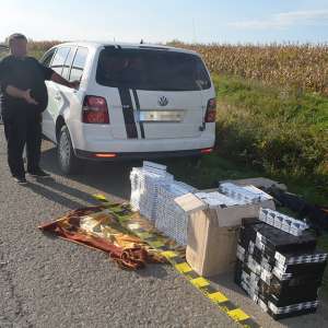 Sucevean depistat în trafic cu o mașină încărcată cu țigări