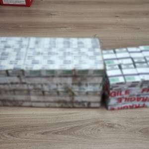 Peste 500 de pachete cu țigări descoperite într-o mașină, oprită în trafic