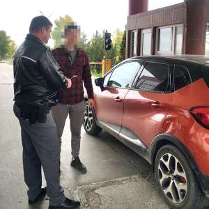 Dorea să iasă din ţară cu un autovehicul radiat din circulaţie