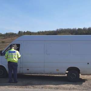 La volanul unui autoturism, în trafic, fără drept