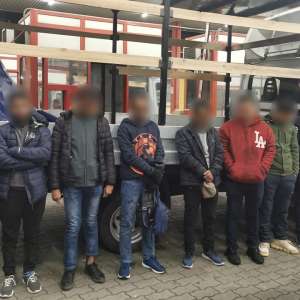 Ascunşi în portbagaj şi în compartimentele pentru marfă, 20 de cetăţeni străini intenţionau să ajungă, ilegal, în vestul Europei