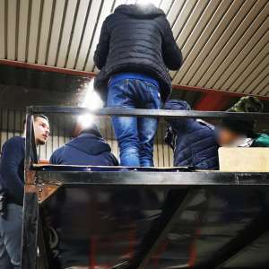 Ascunşi în portbagaj şi în compartimentele pentru marfă, 20 de cetăţeni străini intenţionau să ajungă, ilegal, în vestul Europei
