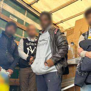 Ascunşi în portbagaj şi în compartimentele pentru marfă, 20 de cetăţeni străini intenţionau să ajungă, ilegal, în vestul Europei