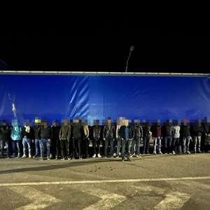 Mai mulţi cetățeni străini, depistați la Nădlac II. Într-un singur TIR erau ascunse 40 de persoane