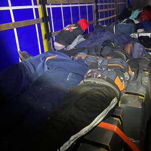 Mai mulţi cetățeni străini, depistați la Nădlac II. Într-un singur TIR erau ascunse 40 de persoane