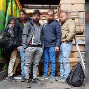 Mai mulţi cetățeni străini, depistați la Nădlac II. Într-un singur TIR erau ascunse 40 de persoane