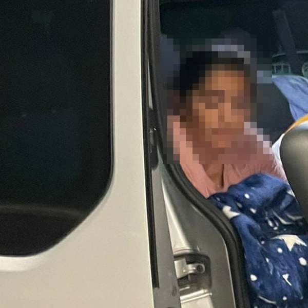 Minor ascuns sub o pătură, pe bancheta din spate a unui autoturism, pentru a fi scos ilegal din ţară