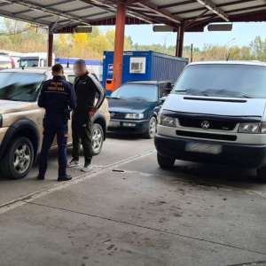 Cărţi de identitate false, descoperite asupra a doi fraţi