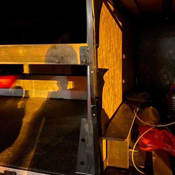 Nouă cetățeni străini depistați ascunși în spatele unui perete dublu al unei autoutilitare de polițiștii de frontieră de la PTF Nădlac II