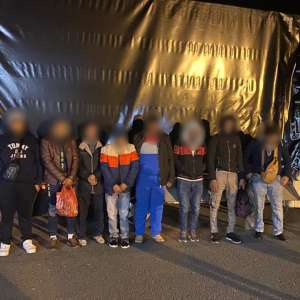Nouă cetățeni străini depistați ascunși în spatele unui perete dublu al unei autoutilitare de polițiștii de frontieră de la PTF Nădlac II