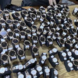 Ceasuri şi portcarduri ascunse  şi nedeclrate descoperite la controlul de frontieră