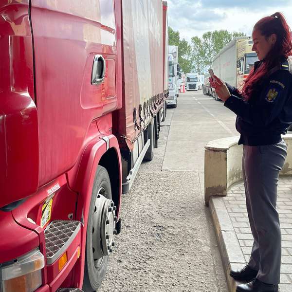 Permis de conducere fals, depistat în P.T.F. Siret