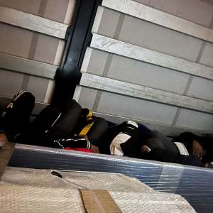 38 de cetăţeni străini ascunşi în TIR-uri, depistați la frontiera cu Ungaria