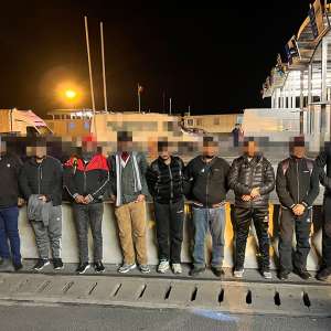 38 de cetăţeni străini ascunşi în TIR-uri, depistați la frontiera cu Ungaria