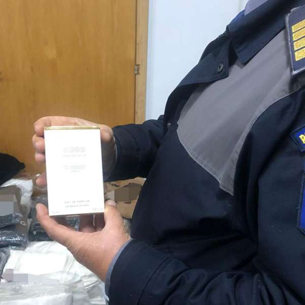 Parfumuri şi încălţăminte, susceptibile a fi contrafăcute, descoperite în două mijloace de transport, la P.T.F. Giurgiu