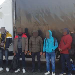 51 de migranți ascunși în două mijloace de transport, depistați la PTF Nădlac II