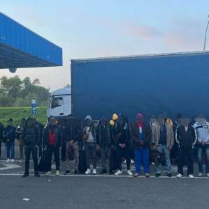 51 de migranți ascunși în două mijloace de transport, depistați la PTF Nădlac II