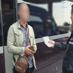 Dorea să ajungă ilegal în Franţa şi s-a ales cu dosar penal