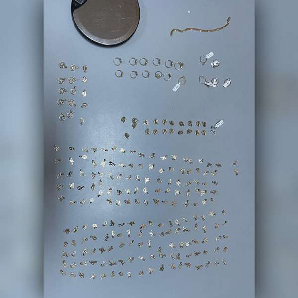 Peste 200 de grame bijuterii, descoperite într-un autocar în PTF Giurgiu