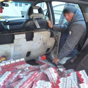 Țigări în valoare de 16.000 lei descoperite în podeauna unui autoturism, oprit în trafic