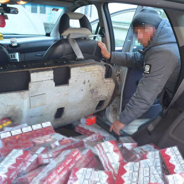 Țigări în valoare de 16.000 lei descoperite în podeaua unui autoturism, oprit în trafic