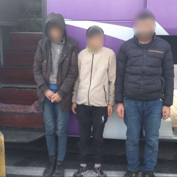 56 de cetățeni străini ascunși în două TIR-uri şi un autocar. Într-un singur TIR, poliţiştii de frontieră au depistat 44 de sirieni.